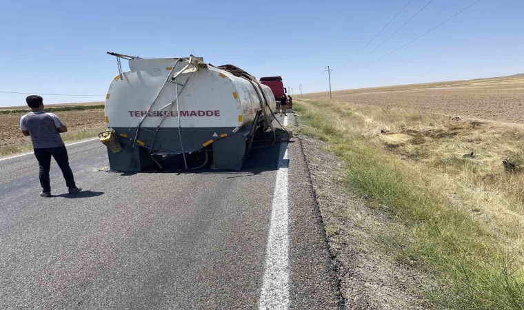 Akaryakıt taşıyan tankerin tankı koparak şarampole devrildi