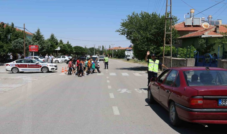 Aksaray jandarmadan “Yaya Önceliği” uygulaması