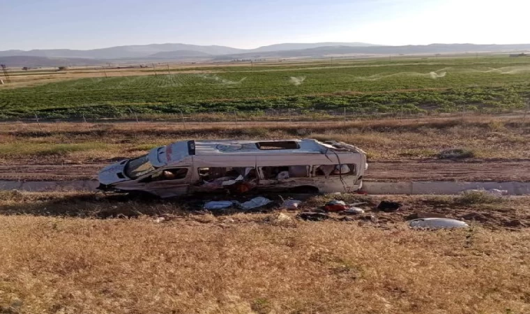 Aksaray’da fındık işçilerini taşıyan minibüs devrildi; 24 yaralı