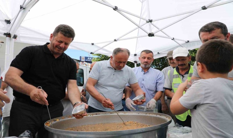 Akyazıda 7 bin kişilik aşure ikramı yapıldı