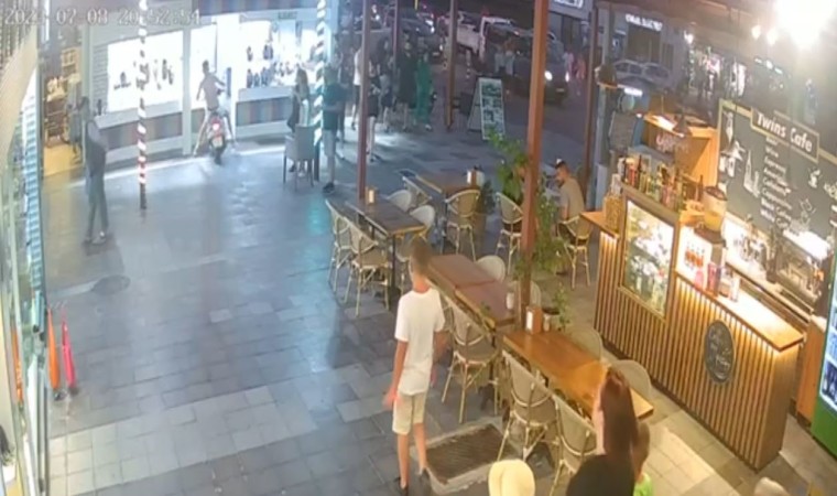 Alkollü turist motosikleti ile kuyumcu dükkanına daldı, ardından korkup kaçtı