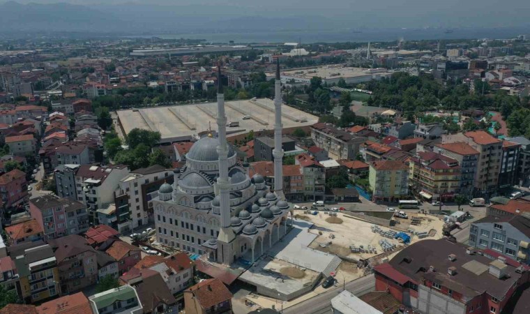 Altı otopark, üstü meydan