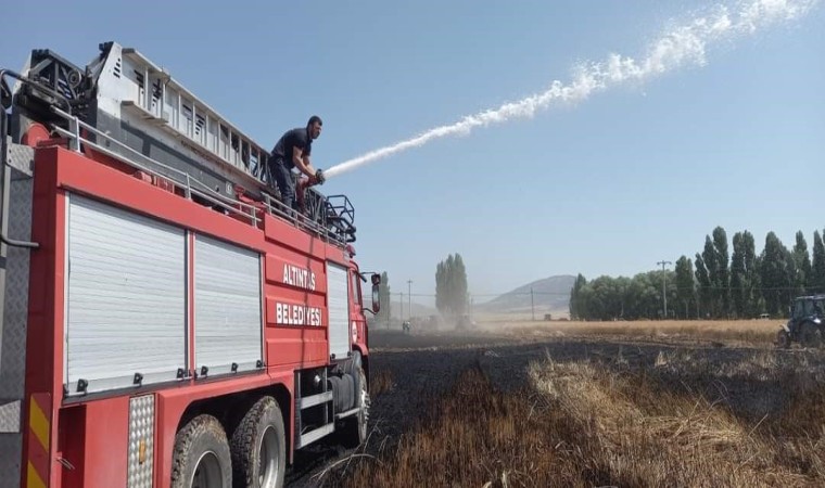 Altıntaşta çıkan yangında 60 dekar hububat ekili alan zarar gördü