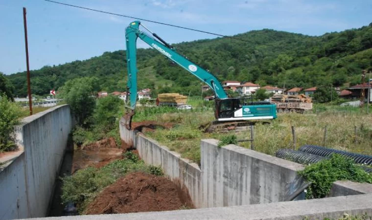 Amasra’da taşkın olan dere yatakları temizleniyor