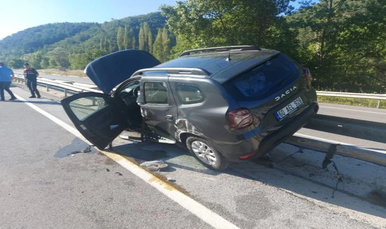 Amasya’da, bariyerde askıda kalan otomobilde 4 yaralı