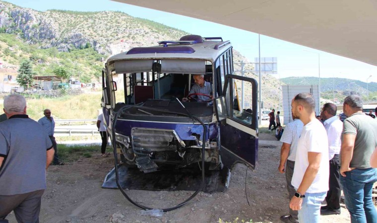 Amasyada otomobille çarpışan minibüs köprü ayağına daldı: 8 yaralı