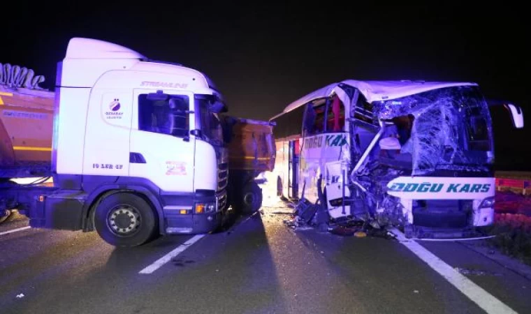 Anadolu Otoyolu’nun Bolu geçişinde TIR ile yolcu otobüsü çarpıştı: 1’i ağır 18 yaralı