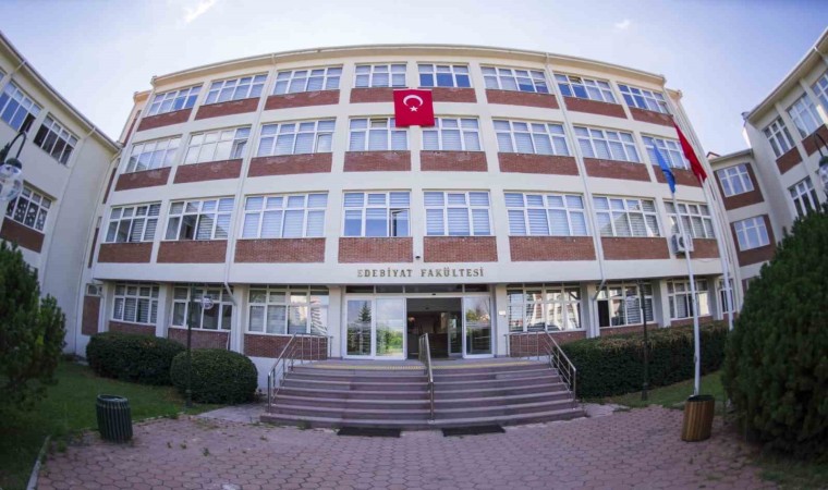 Anadolu Üniversitesi Edebiyat Fakültesi düşünce dünyasını zenginleştiren mezunlar yetiştiriyor