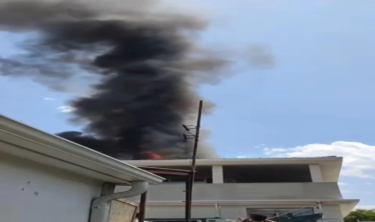 Ankara’da 5 katlı binada çatı yangını