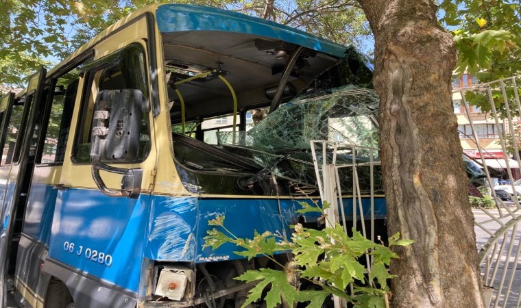 Ankarada freni boşalan minibüs sitenin demir parmaklıklarına çarptı: 6 yaralı