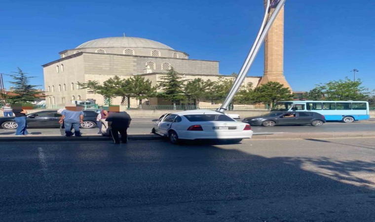 Ankarada hız yapan sürücü kaldırımdaki yayaya çarptı