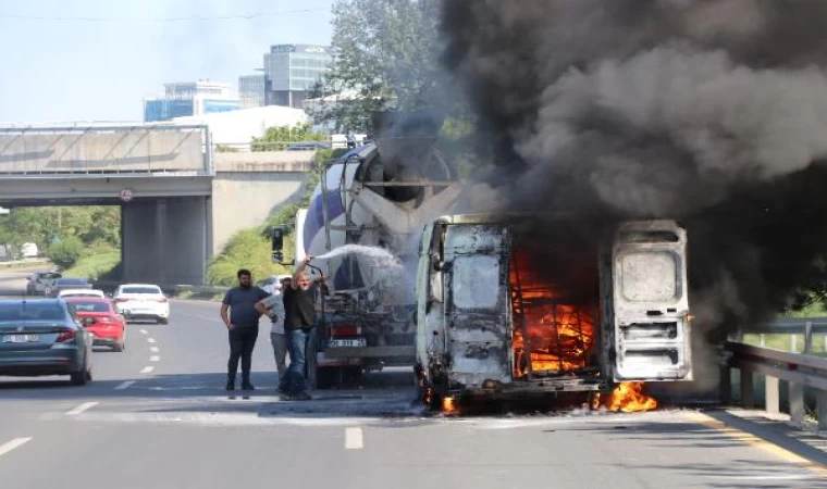 Ankara’da seyir halinde alev alan minibüs yandı