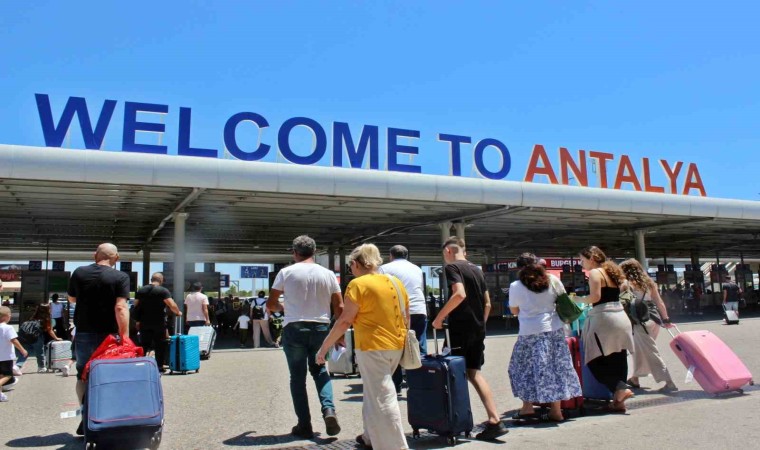 Antalya Valisi Yazıcı: 10 gündür günlük 80-90 bin kişi alıyoruz, cumartesi günleri 90 bini geçiyoruz