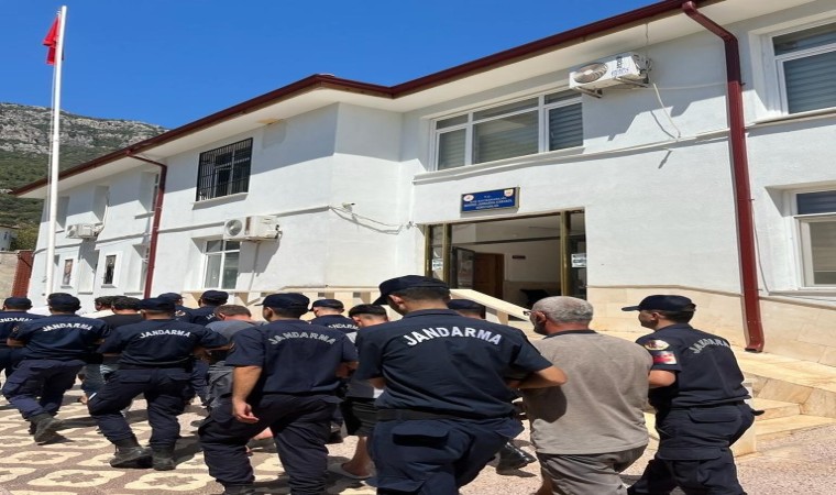 Antalyada 84 düzensiz göçmen yakalandı, 7 şüpheli gözaltına alındı