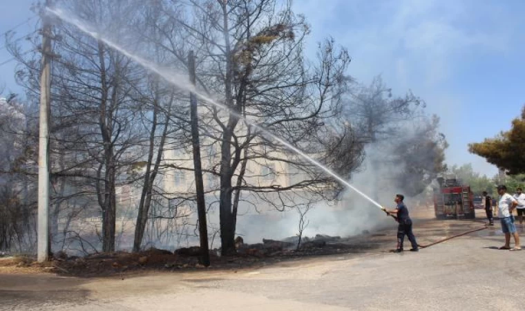 Antalya’da ağaçlık alandaki yangın, evlere ulaşmadan söndürüldü