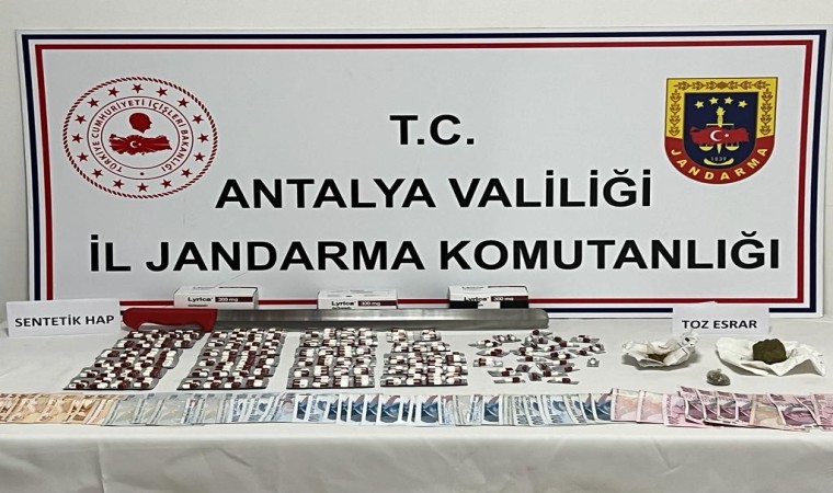 Antalyada bin 30 adet uyuşturucu sentetik hap ve 150 gram toz ele geçirildi