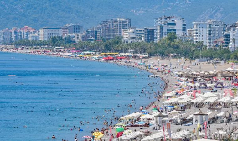 Antalya’da hava sıcaklığı 42 dereceyi gördü; sahiller doldu