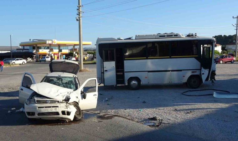 Antalyada otel servisi ile otomobil çarpıştı: 4 yaralı