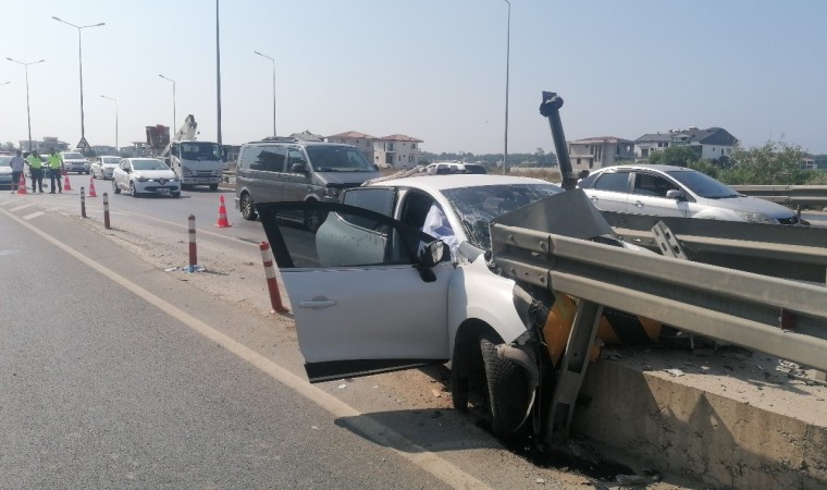 Antalyada otomobil bariyere ok gibi saplandı: 1 ölü, 2 ağır yaralı