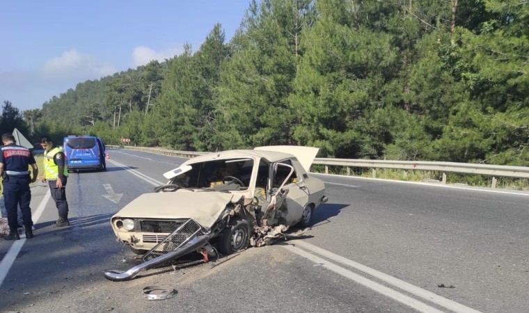 Antalyada otomobiller çarpıştı: 2 yaralı