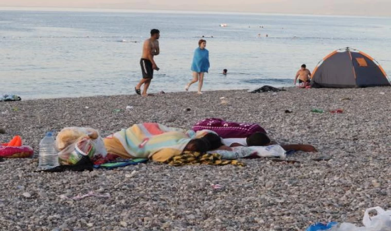 Antalya’da sıcaktan bunalanlar sahilde sabahladı