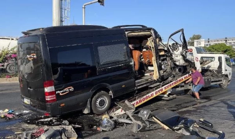 Antalya’da tur minibüsü TIR’a arkadan çarptı: 2 ölü, 10 yaralı 