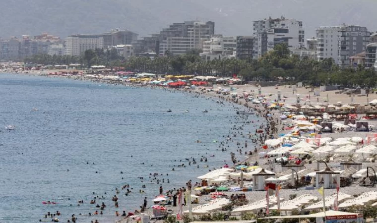 Antalya’da yüksek sıcaklık nedeniyle sahile ilgi düştü