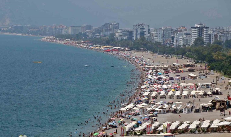 Antalyaya bayramda tatilci yağdı, rakam beklenenin iki katı oldu