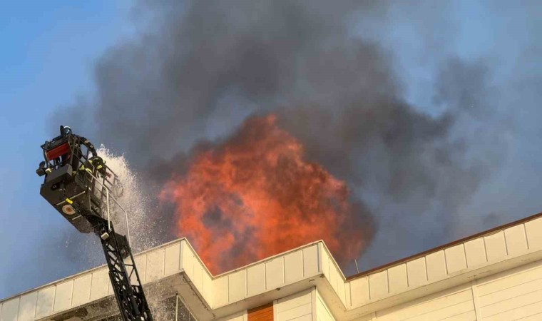 Apartmanda yangın paniği: Bina sakinleri tahliye edildi, mahsur kalan 1 çocuk kurtarıldı