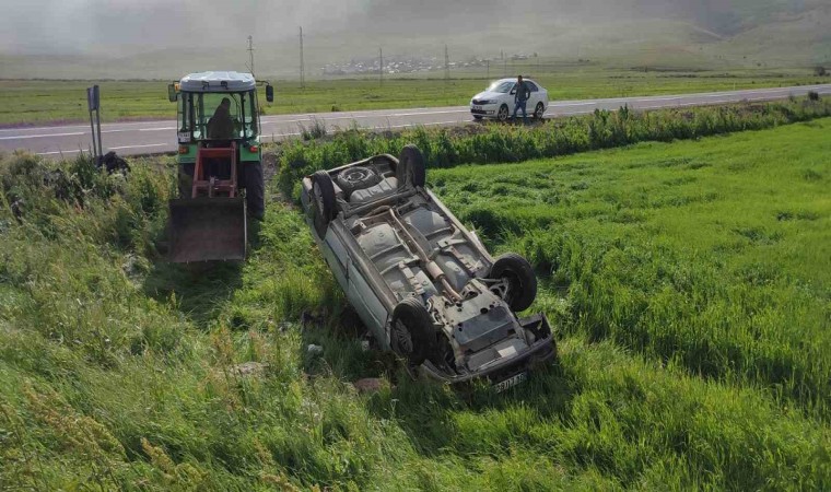 Ardahanda düğün konvoyuna katılan otomobil şarampole devrildi: 5 yaralı