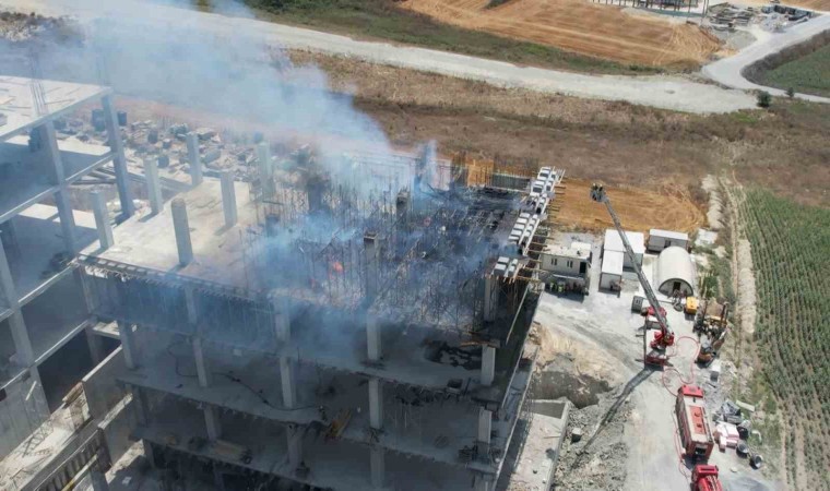 Arnavutköyde fabrika inşaatında yangın çıktı: Yükselen dumanlar bir çok ilçeden görüldü