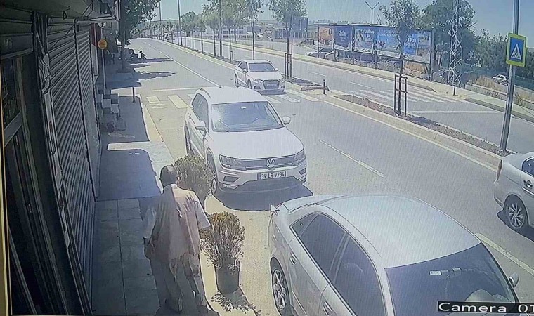 Arnavutköyde feci kaza kameraya yansıdı: Önce otomobile sonra yayaya çarpıp kaçtı