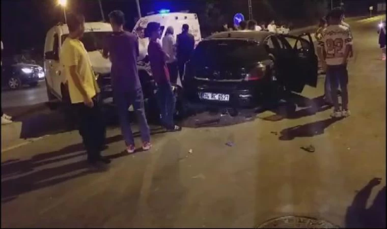 Arnavutköy’de hafif ticari araç ile otomobil çarpıştı: 5 yaralı 