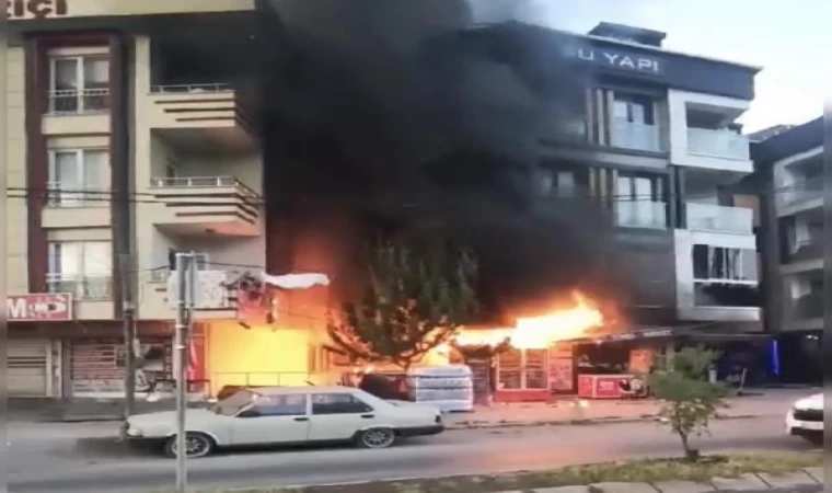 Arnavutköy’de korkutan yangın: Sünger deposundan iki binaya sıçradı