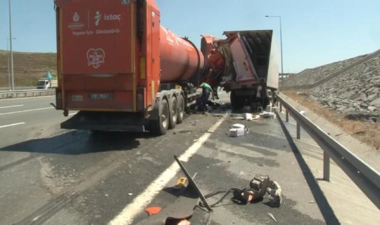 Arnavutköy’de TIR kamyonete çarptı, şoför yaralandı