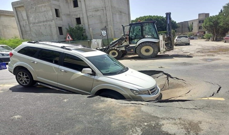 Asfalt yarıldı, içine araç düştü