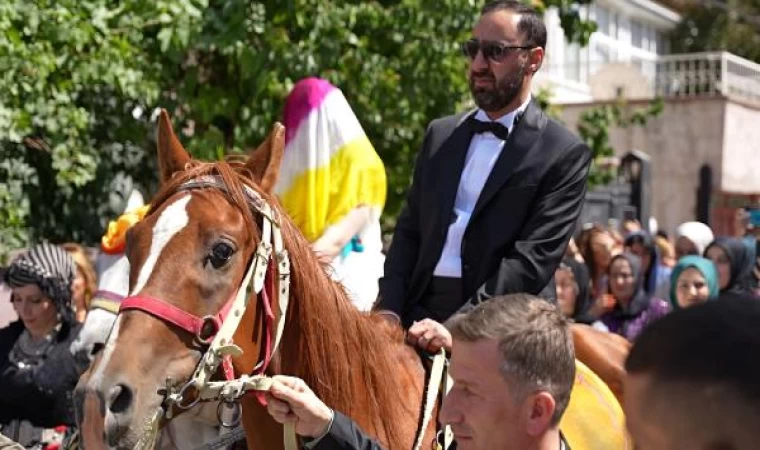 Aşirat düğününe gelin ve damat at üstünde geldi, takılan paraları 15 kişi saydı