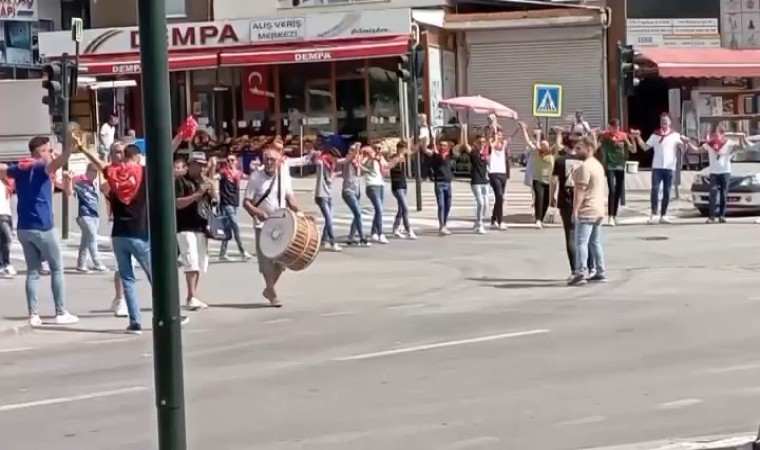 Asker eğlencesinde trafiği kesip halay çektiler