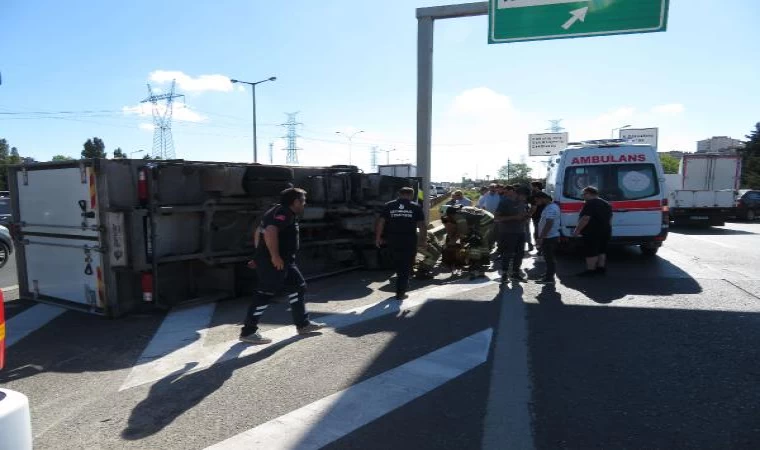 Ataşehir’de 2 kamyonet çarpıştı: Sıkışan şoför bir saatte kurtarıldı