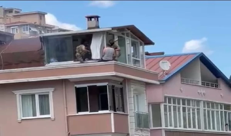 Ataşehir’de bıçaklı saldırgan Özel Harekat Polisleri tarafından gözaltına alındı