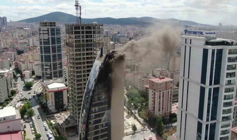 Ataşehirde yanan 17 katlı iş merkezi havadan görüntülendi