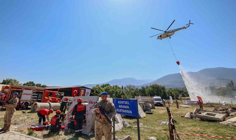 Atık malzemeler arama kurtarma ve iş güvenliği parkuruna dönüştü