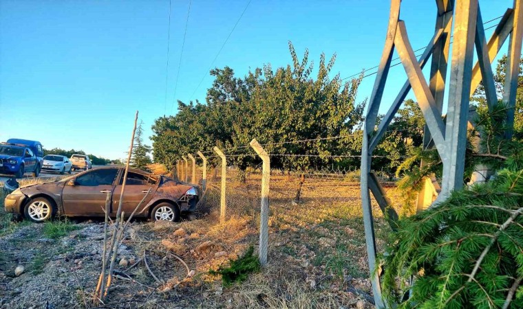 Aydınlatma direğine çarpan araç takla attı: 1 yaralı