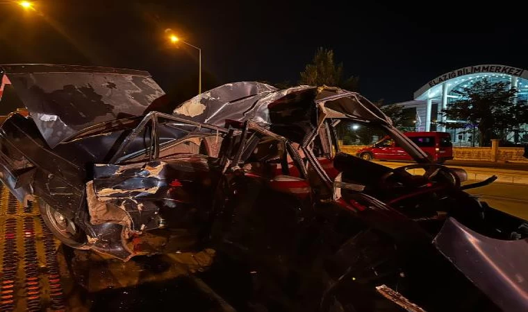 Aydınlatma direğine çarparak hurdaya dönen otomobil sürücüsü hafif yaralandı