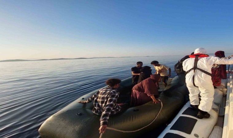 Ayvalık açıklarında 13 düzensiz göçmen kurtarıldı