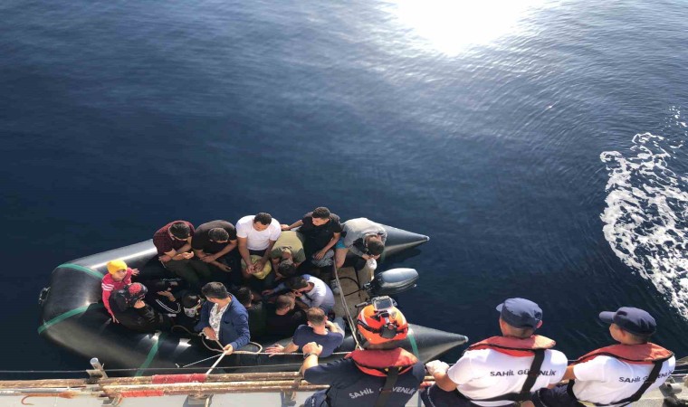 Ayvalık açıklarında 16 düzensiz göçmen yakalandı