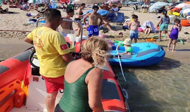 Ayvalıkta denizde akıntıya kapılan bottaki aileyi cankurtaranlar kurtardı