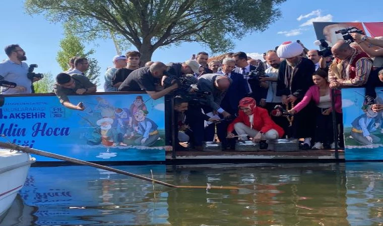 Bakan Göktaş ve temsili Nasreddin Hoca, göle maya çaldı