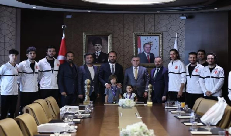 Bakan Osman Aşkın Bak, İşitme Engelliler Voleybol Milli Takımları’nı kabul etti