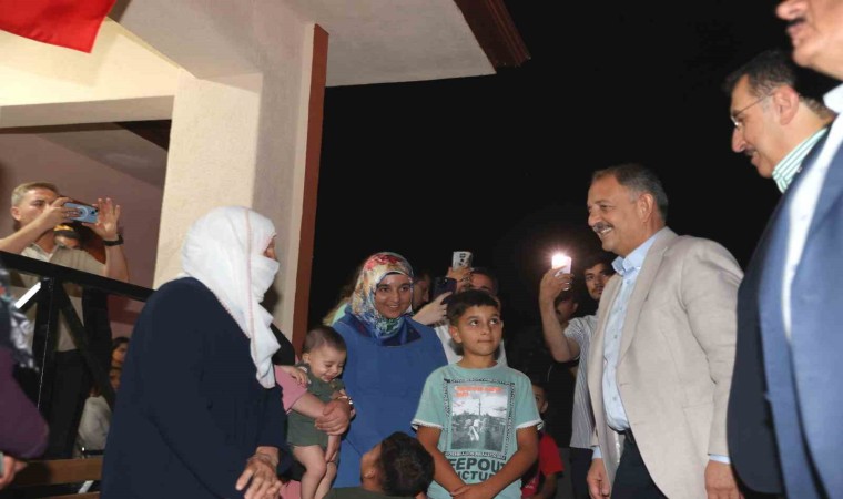 Bakan Özhasekiden deprem bölgesinde tamamlanan köy evlerine ziyaret